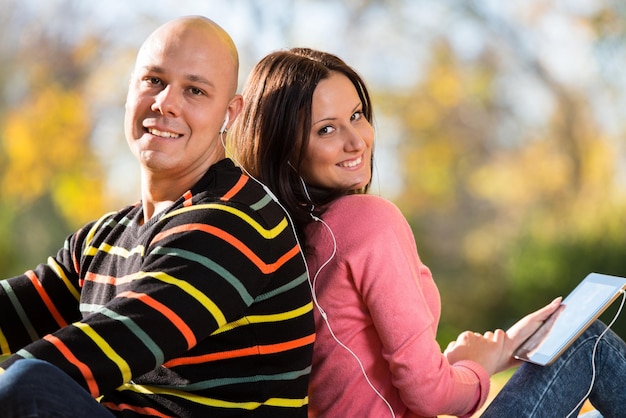 Couple écoutant de la musique sous le soleil d'automne