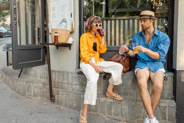 Un couple élégant d'amis traîne au café dans la rue