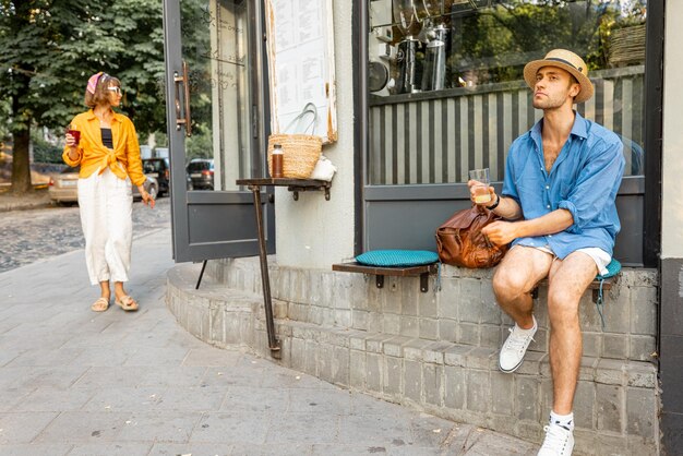 Un couple élégant d'amis traîne au café dans la rue