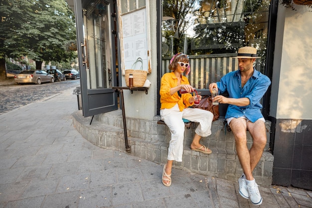 Un couple élégant d'amis traîne au café dans la rue