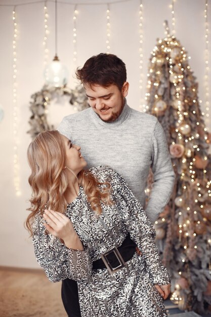 Photo un couple élégant célèbre le nouvel an dans la chambre.