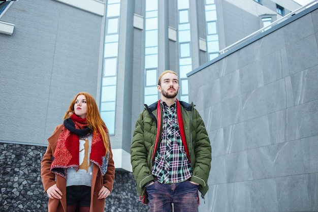 Couple élégant dans la ville d'hiver