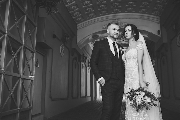 Couple élégant marchant au coucher du soleil, histoire d'amour, portrait de la mariée et le marié le jour du mariage