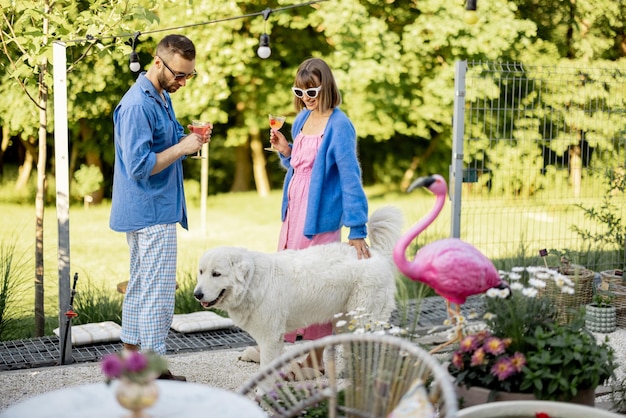 Un couple élégant passe l'été dans le jardin