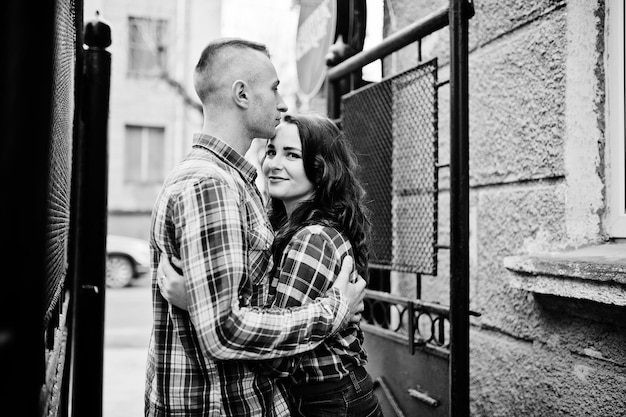 Couple élégant porter sur chemise à carreaux amoureux ensemble