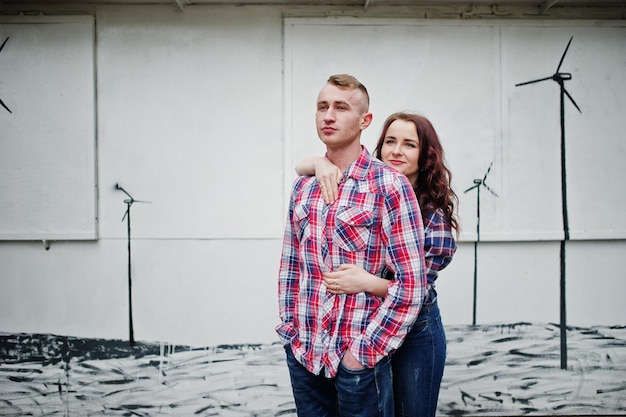 Couple élégant porter sur chemise à carreaux amoureux ensemble