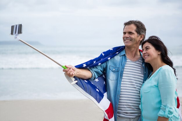 Couple, emballé, Américain, drapeau, Prendre, selfie, plage