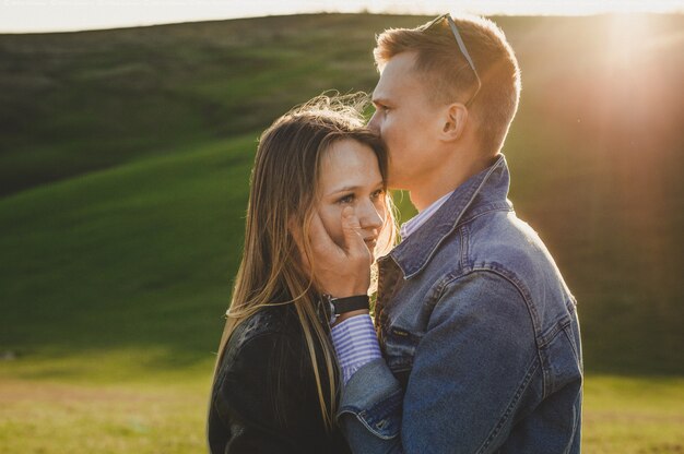 Un couple embrassant au coucher du soleil