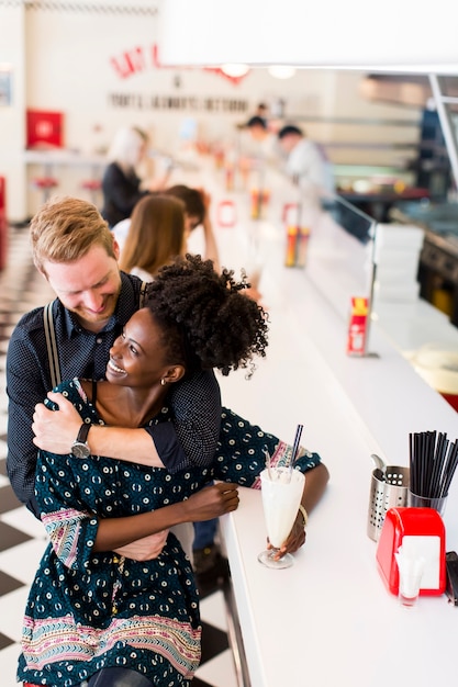 Couple embrassant le bar dans le diner