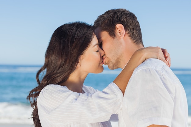 Couple embrassant et s&#39;embrassant sur la plage