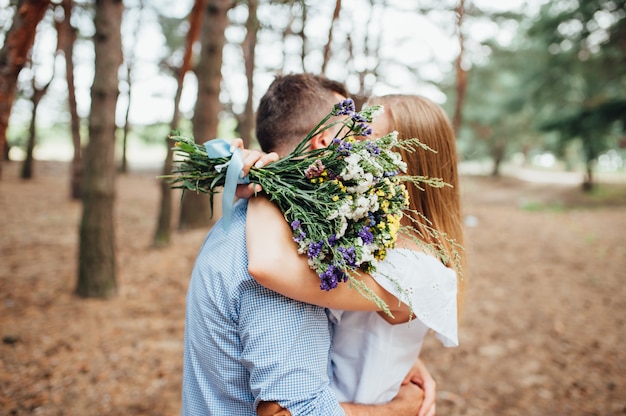 Couple embrasse et est recouvert d'un bouquet