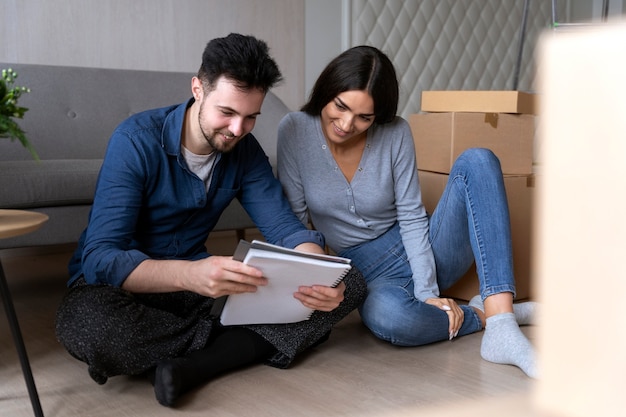 Photo couple emménageant dans leur nouvelle maison