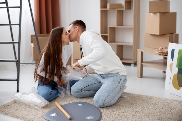 Photo couple emménageant dans sa nouvelle maison