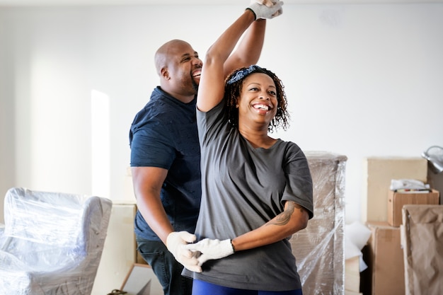 Photo couple emménager dans une nouvelle maison