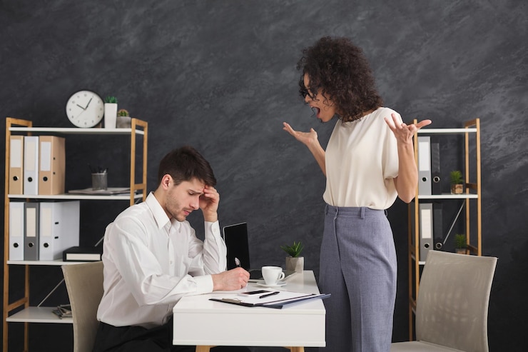 Photo couple émotionnel de jeunes collègues se disputant dans un bureau moderne. femme d'affaires afro-américaine criant à son assistant homme triste, espace pour copie, vue latérale