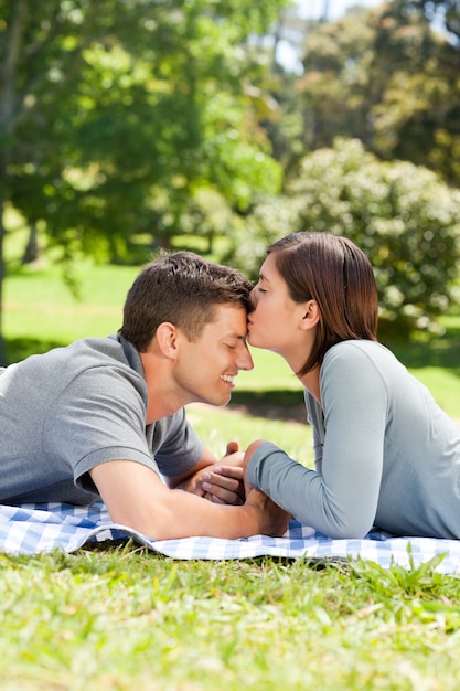 Couple énamouré dans le parc