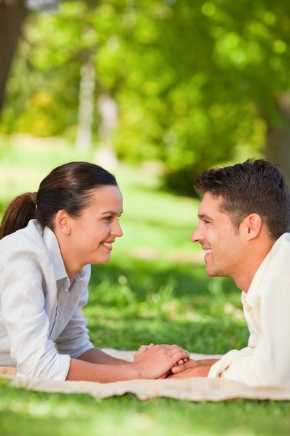 Couple énamouré dans le parc