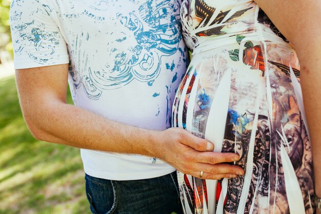 Couple enceinte dans le parc