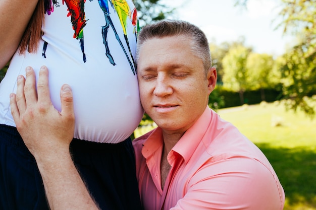 Couple enceinte dans le parc