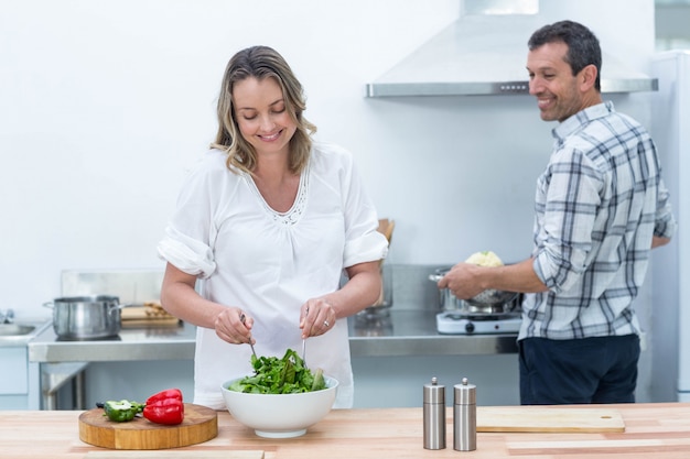 Couple enceinte, préparer, salade, dans cuisine