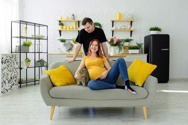 Couple enceinte s'amuse à la maison. Auto-isolement.