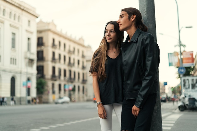 Couple énervé dans une ville se promenant