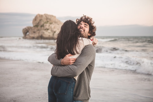 Photo couple enlacé avec beaucoup d'énergie