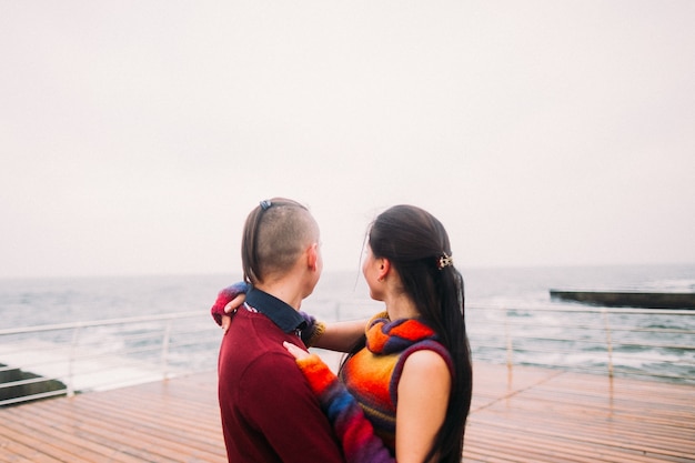 Couple enlacé regardant la mer