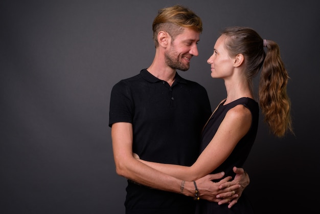 Couple ensemble et amoureux contre backgrou gris