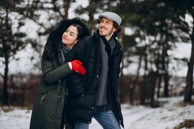 Couple ensemble dans un parc d'hiver s'amusant