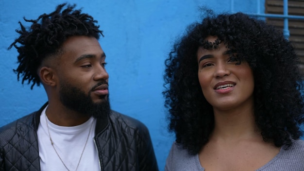 Un couple ensemble femme rire et sourire spontané