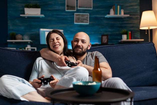 Couple enthousiaste déterminé gagnant des jeux vidéo