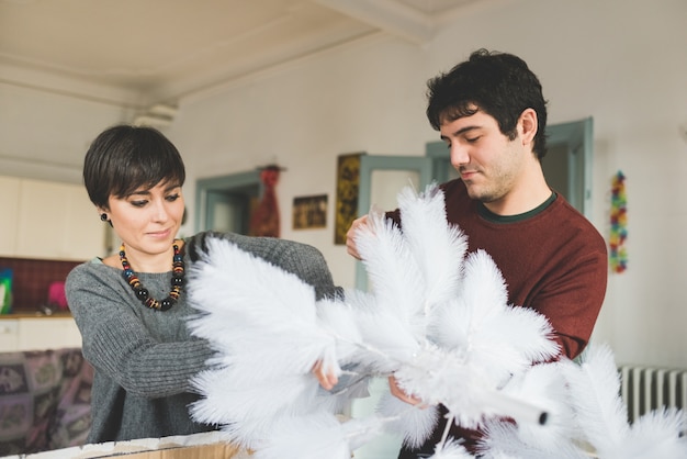 couple enveloppant les cadeaux de Noël