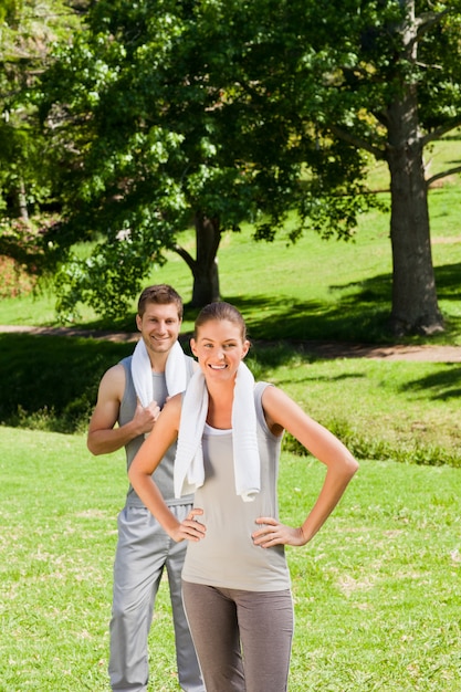 Couple épuisé dans le parc