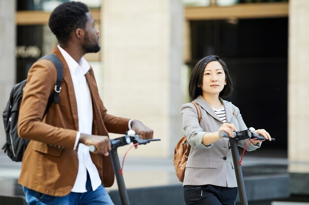 Couple, équitation, électrique, scooters, ville