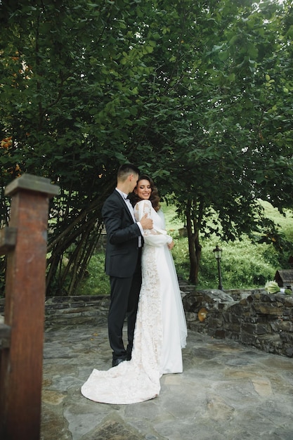 Le couple est jeune et amoureux. Le concept de jeunesse, d'amour et de style de vie.