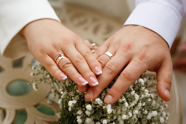 Le couple est officiellement devenu mari et femme et montre ses alliances en or