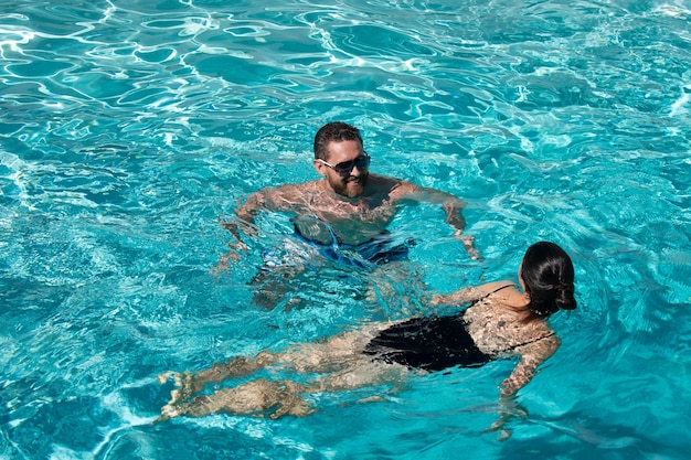 Couple d'été dans la piscine pool party spa resort vacances d'été gagnant de la vie