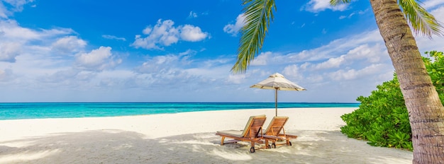 Couple d'été destination pittoresque lits de plage chaises parapluie palmiers. Amour paysage de voyage romantique