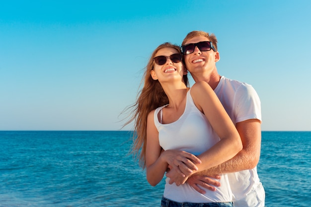 Couple d'été à la plage