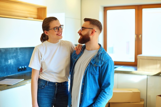 Couple étreignant célébrant son emménagement dans une nouvelle maison