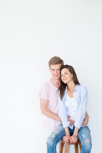 Couple étreignant et souriant relation amoureuse et engagement lien et unité