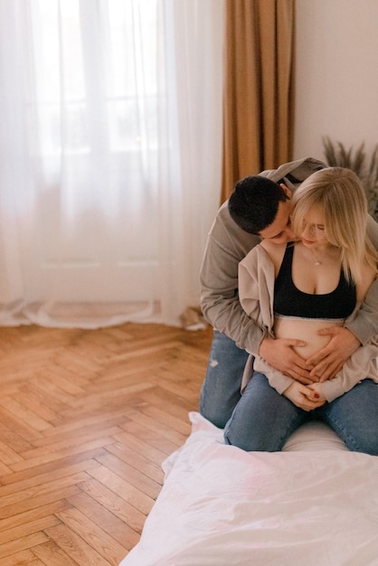 Couple, étreindre, dans chambre