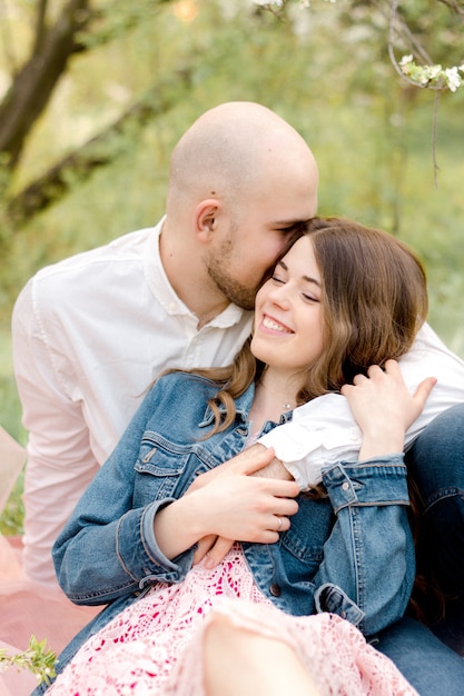 Couple, étreindre, dans parc