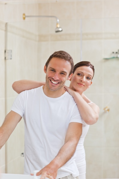 Couple, étreindre dans la salle de bain