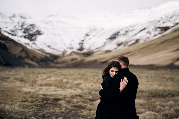 couple, étreindre, sur, a, montagnes enneigées