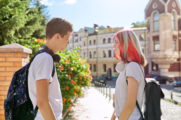 Couple d'étudiants adolescents de 16 à 17 ans parlant dans la rue de la ville