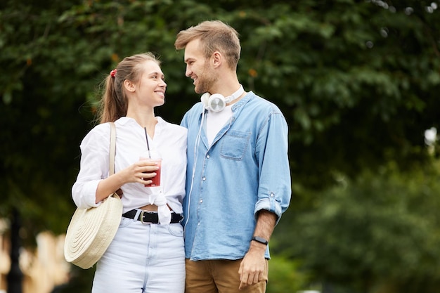 Couple d'étudiants aimant marcher dans le parc