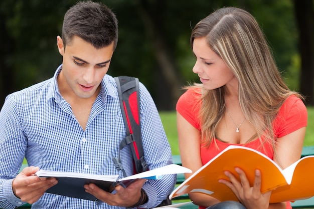 Couple d&#39;étudiants universitaires