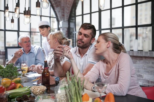 Un couple examine un échantillon de nourriture en cours de cuisine